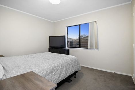 Photo of property in 2/72 Hyperion Drive, Randwick Park, Auckland, 2105