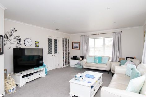 Photo of property in 10 Harris Place, Ngatea, 3503