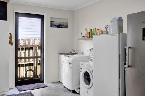 Photo of property in 13 Karaka Street, Merrilands, New Plymouth, 4312