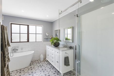 Photo of property in 261 Te Moana Road, Waikanae, 5036