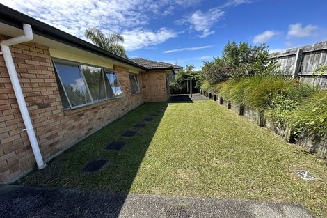 Photo of property in 19 Ballymore Drive, Pinehill, Auckland, 0632