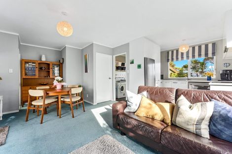 Photo of property in 2/20 Denver Avenue, Sunnyvale, Auckland, 0612