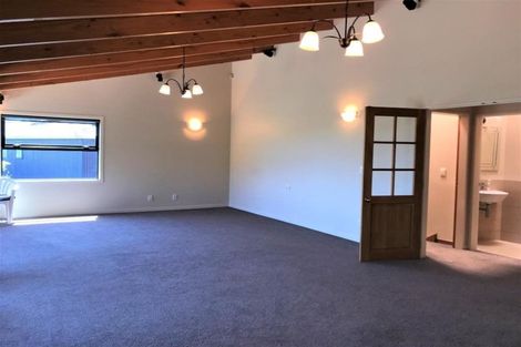 Photo of property in 16 Ridge Lane, New Plymouth, 4310