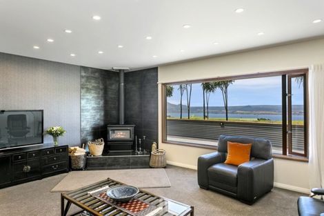 Photo of property in 7 Cameron Drive, Acacia Bay, Taupo, 3385