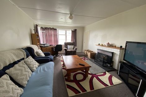 Photo of property in 18 Railway Street, Eltham, 4322