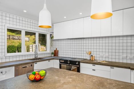 Photo of property in 1 Wakely Road, Newlands, Wellington, 6037