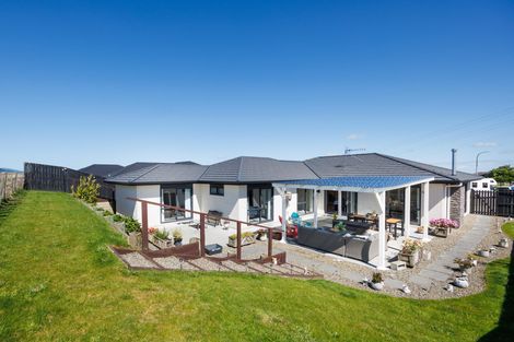 Photo of property in 42 Cyprus Place, Fitzherbert, Palmerston North, 4410