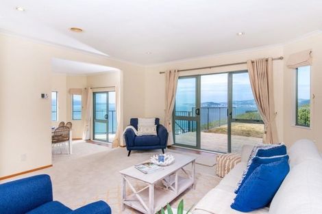 Photo of property in 22 Bennett Grove, Newlands, Wellington, 6037