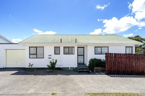 Photo of property in 4/92 Awaroa Road, Sunnyvale, Auckland, 0612