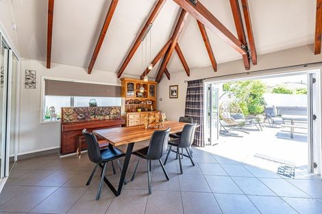 Photo of property in 2 Burtts Road, Durie Hill, Whanganui, 4500