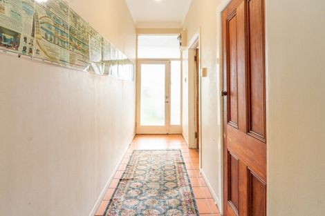 Photo of property in 10 Edge Hill, Mount Victoria, Wellington, 6011