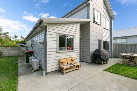 Photo of property in 2 Brindle Way, Newlands, Wellington, 6037