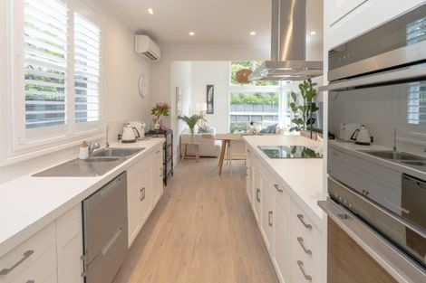 Photo of property in 81 Marine Parade, Seatoun, Wellington, 6022