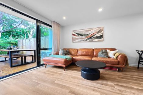 Photo of property in 31 Tokai Place, Glen Eden, 0602