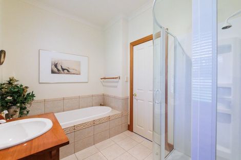 Photo of property in 5 Waicola Drive, Fitzherbert, Palmerston North, 4471