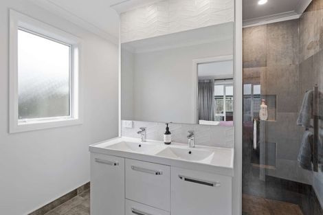 Photo of property in 69 Johnstone Drive, Fitzherbert, Palmerston North, 4410