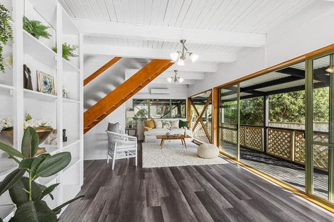 Photo of property in 117 Gloaming Hill, Titahi Bay, Porirua, 5022