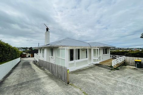 Photo of property in 219 Wairau Road, Totara Vale, Auckland, 0627