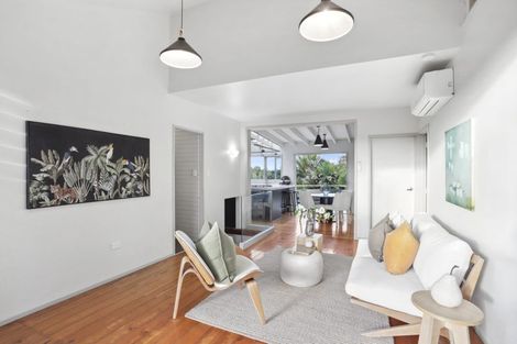 Photo of property in 8 Arapito Road, Titirangi, Auckland, 0604