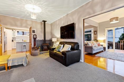 Photo of property in 29 Masterton Road, Rothesay Bay, Auckland, 0630