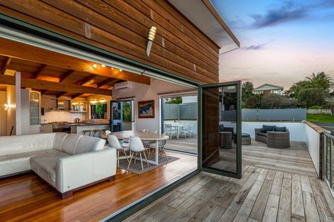 Photo of property in 35 Masterton Road, Rothesay Bay, Auckland, 0630