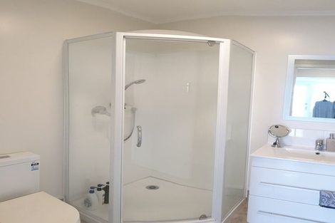 Photo of property in 5 West Coast Road, Glen Eden, Auckland, 0602