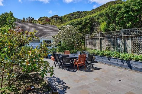 Photo of property in 100 Cheviot Road, Lowry Bay, Lower Hutt, 5013
