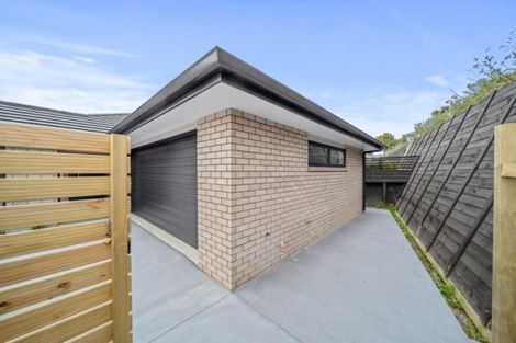 Photo of property in 5 Oakmont Crescent, Waiwhakaiho, New Plymouth, 4312