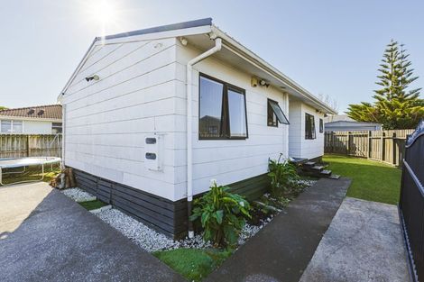 Photo of property in 16a Hatherley Place, Clendon Park, Auckland, 2103