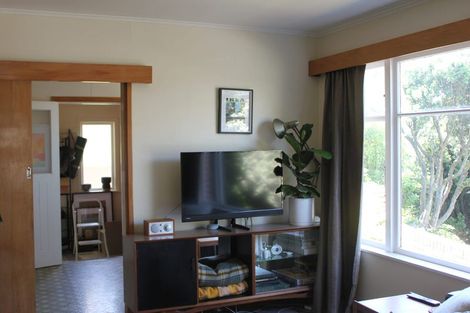 Photo of property in 34 Hungerford Road, Lyall Bay, Wellington, 6022