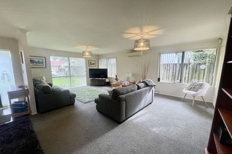 Photo of property in 10 Swanson Oaks, Swanson, Auckland, 0612