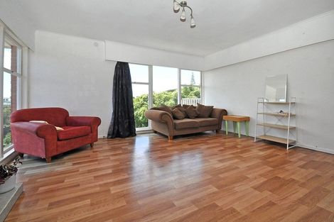 Photo of property in 2/390 Glenfield Road, Glenfield, Auckland, 0629