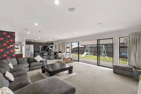 Photo of property in 31 Harbour Crest Drive, Waiuku, 2123