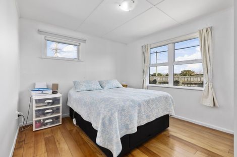 Photo of property in 2 Kenmore Street, Newlands, Wellington, 6037