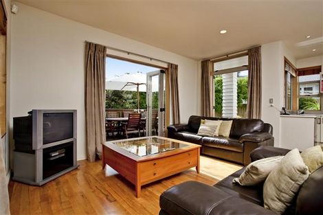 Photo of property in 2/190 East Coast Road, Forrest Hill, Auckland, 0620