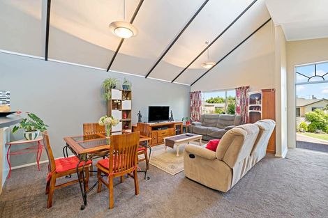 Photo of property in 5 Woodbank Drive, Glen Eden, Auckland, 0602