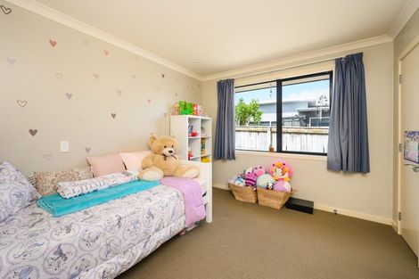 Photo of property in 19 Johnstone Drive, Fitzherbert, Palmerston North, 4410