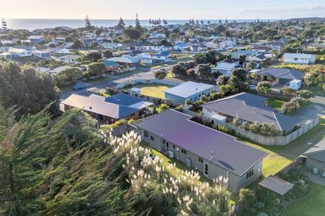 Photo of property in 5 Byron Brown Place, Otaki Beach, Otaki, 5512