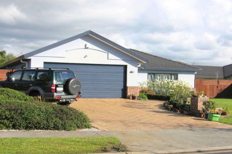 Photo of property in 8 Newry Close, East Tamaki Heights, Auckland, 2016