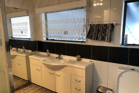 Photo of property in 8 Hatherley Place, Clendon Park, Auckland, 2103