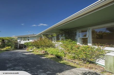 Photo of property in 26 Bellringer Crescent, Newlands, Wellington, 6037