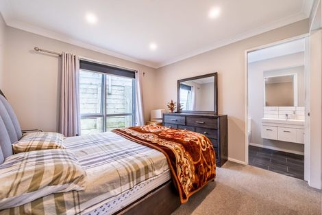 Photo of property in 31 Percy Kinsman Crescent, Riverstone Terraces, Upper Hutt, 5018