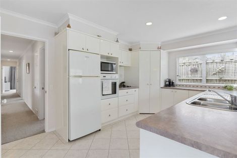 Photo of property in 6 Corta Bella Place, Golflands, Auckland, 2013