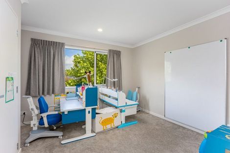 Photo of property in 1b Harrowglen Drive, Northcross, Auckland, 0632