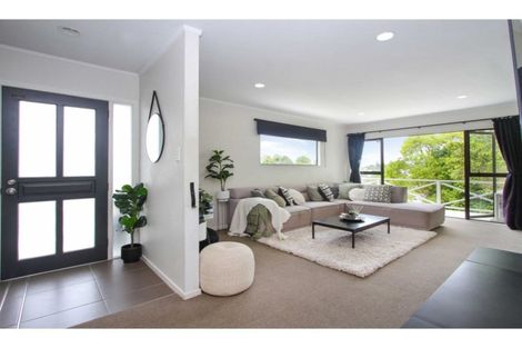Photo of property in 1/27 Sovereign Place, Glenfield, Auckland, 0629