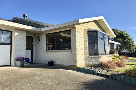 Photo of property in 100 Marine Parade, Bluff, 9814