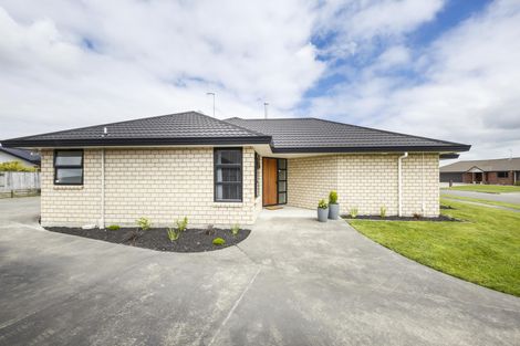 Photo of property in 8 Medallion Court, Kelvin Grove, Palmerston North, 4414