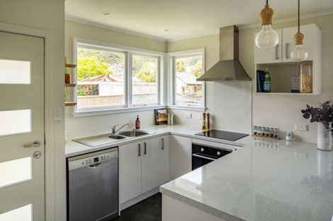 Photo of property in 9a Heather Grove, Fairfield, Lower Hutt, 5011