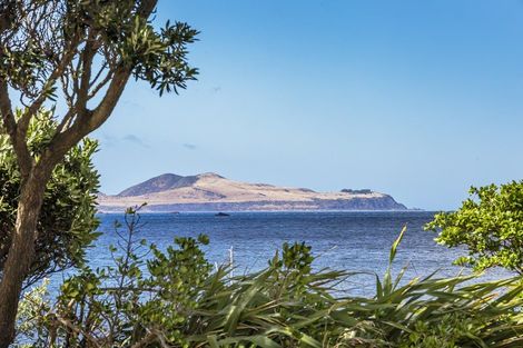 Photo of property in 130 Breaker Bay Road, Breaker Bay, Wellington, 6022