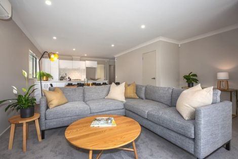 Photo of property in 18 Brindle Way, Newlands, Wellington, 6037